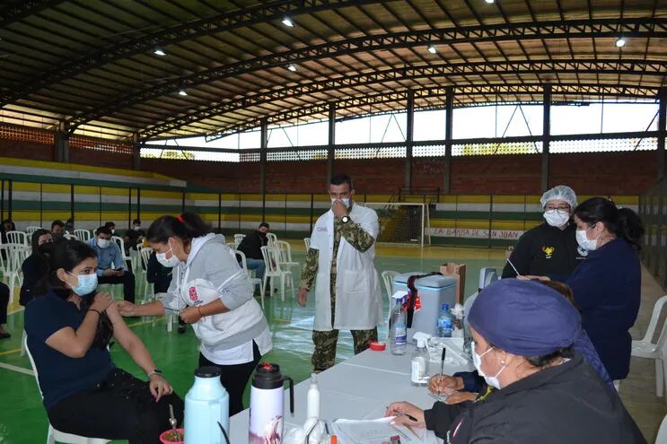 Prosigue la vacunación en el Polideportivo Municipal de San Juan Bautista, Misiones.