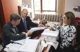 Mario Ferreiro junto al abogado Guillermo Ferreiro durante su declaración ante la fiscala Stella Mary Cano.
