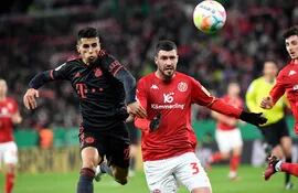 El portugués Joao Cancelo (i), que debutó ayer con el Bayern Munich, disputa el balón con el español Aaron Martin, defensor del Maguncia, durante el partido jugado ayer.
