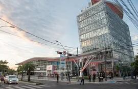El flamante edificio corporativo del Grupo Toyotoshi es un nuevo ícono de Asunción.