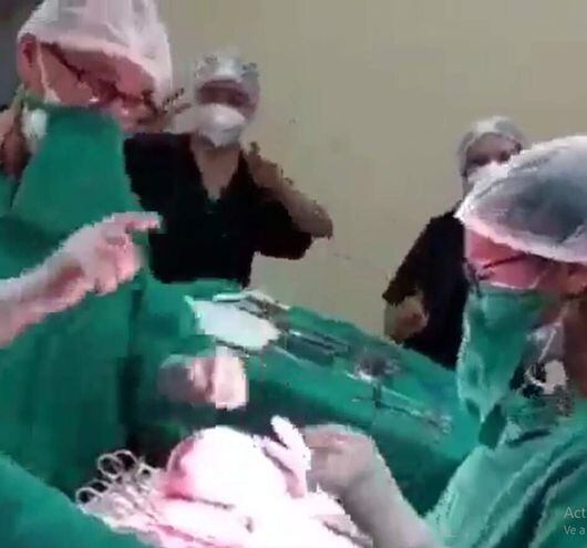 Captura del video filmado en el quirófano del Hospital Distrital de Hernandarias que se viralizó en las redes sociales y generó polémica.