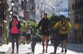 La gente camina en Madrid el 10 de mayo de 2020 durante las horas permitidas por el gobierno para hacer ejercicio, en medio del cierre nacional para evitar la propagación de la enfermedad COVID-19.