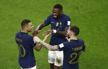 Kylian Mbappe de Francia celebra un gol hoy, en un partido de los octavos de final del Mundial de Fútbol Qatar 2022 entre Francia y Polonia en el estadio Al Zumama en Doha.