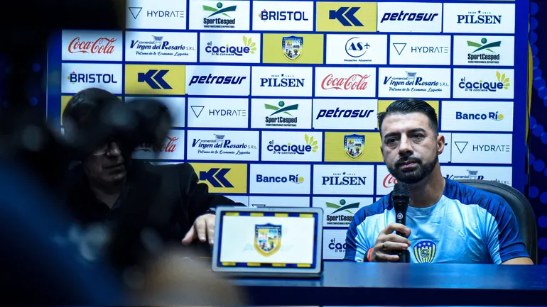 El paraguayo Julio César Cáceres durante la presentación como nuevo entrenador de Sportivo Luqueño en la sala de prensa del estadio Feliciano Cáceres, en Luque.