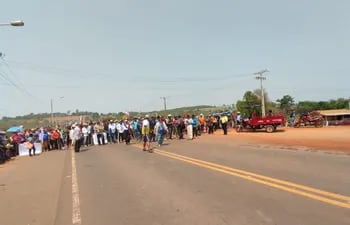 Manifestación sobre el río Curuguaty'y, cuyo puente amenazan quemar