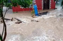 Unas 15 familias damnificadas por inundación de viviendas en Caapucú.