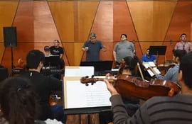 Luis Álvarez dirigiendo a los músicos de la OSN junto a Pablo Simón y el tenor Francesco durante uno de los ensayos para el concierto "Sopranos & Tenores".