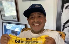 Diego Maradona (59), con la casaca aurinegra.