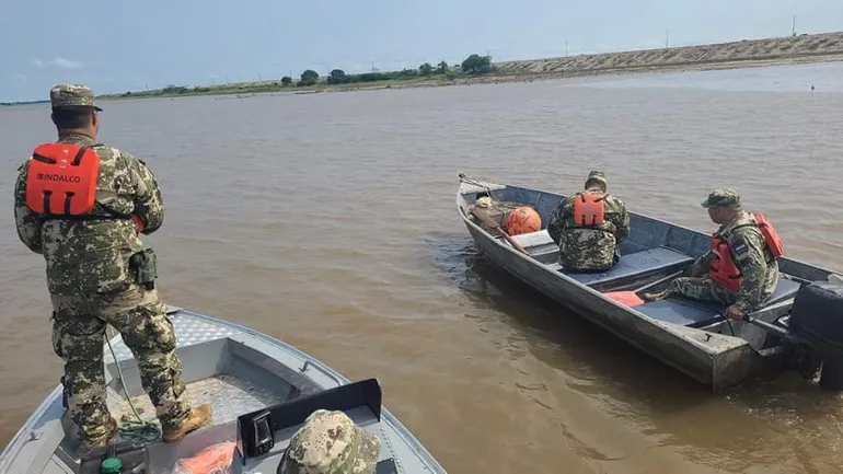 Armada Paraguaya retomó la búsqueda de los dos militares desaparecidos tras ser arrastrados por el temporal en Lambaré.