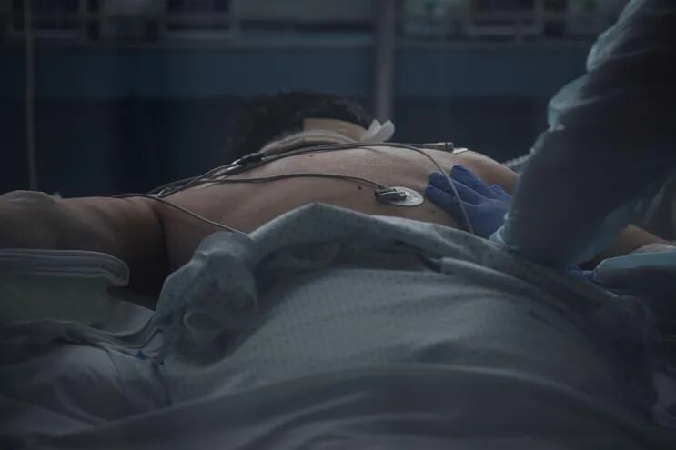 Un paciente afectado por la COVID-19 en una unidad de cuidados intensivos. (Imagen referencial)