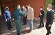 El presidente de la Comisión de Derechos Humanos del Senado, Gilberto Apuril, llegando al Hospital Militar para interiorizarse del estado de salud del cadete internado.