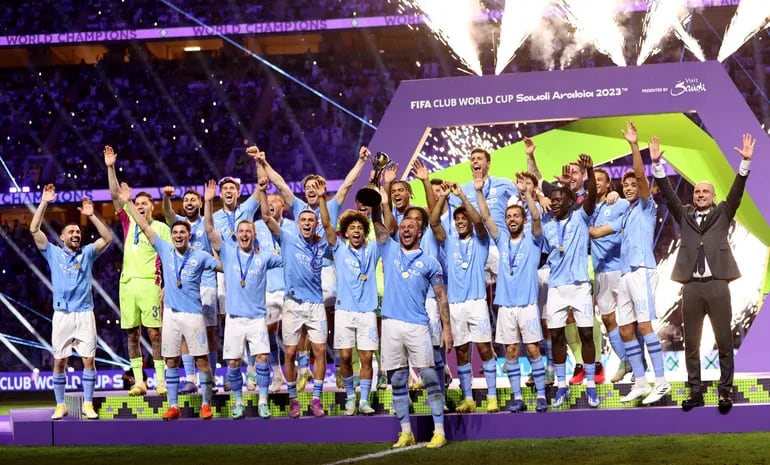 Jugadores del Manchester City, con el técnico Pep Guardiola (d), celebran con el trofeo tras conquistar el Mundial de Clubes en Yeda, Arabia Saudí, superando en la final al Fluminense.