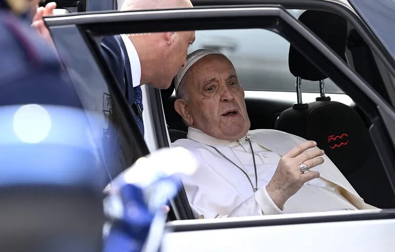 El Papa Francisco llega al Vaticano tras ser dado de alta del Hospital Agostino Gemelli de Roma.