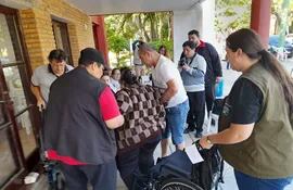 La fundación Solidaridad , entregó 50 sillas de ruedas a personas discapacitadas de Ñeembucú.