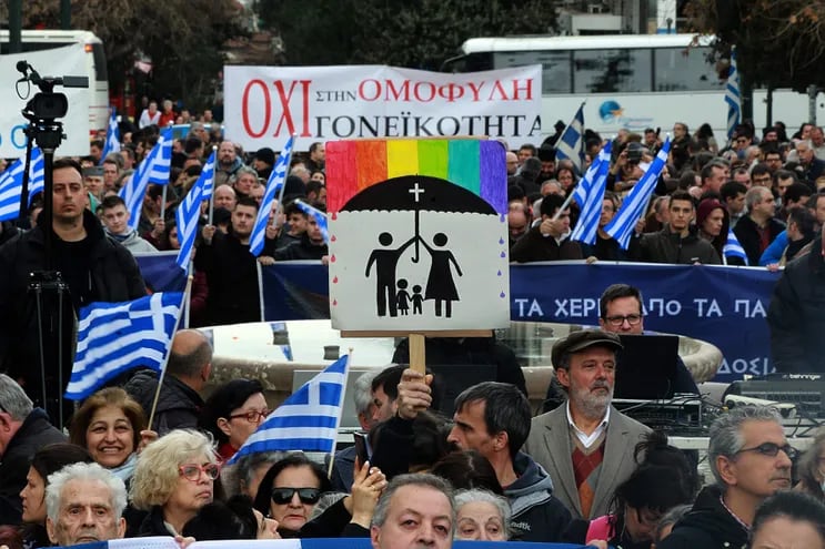 Miles de personas se manifestaron este domingo en Atenas contra ley que legaliza el matrimonio homosexual.