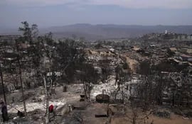El número de fallecidos en los devastadores incendios que azotan la región de Valparaíso, a 100 kilómetros al oeste de Santiago, aumentó a 99, de los cuales solo 32 han podido ser identificados, informó este domingo el Servicio Médico Legal (SML) de Chile.