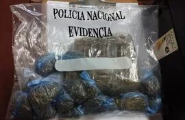 La droga hallada en el interior de un bolsón fue incautada como evidencia, según la Policía.