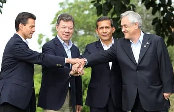 los-presidentes-de-mexico-colombia-peru-y-chile-ayer-durante-la-cumbre-de-la-alianza-del-pacifico-en-la-que-aprobaron-la-adhesion-de-paraguay-como-231054000000-556030.jpg
