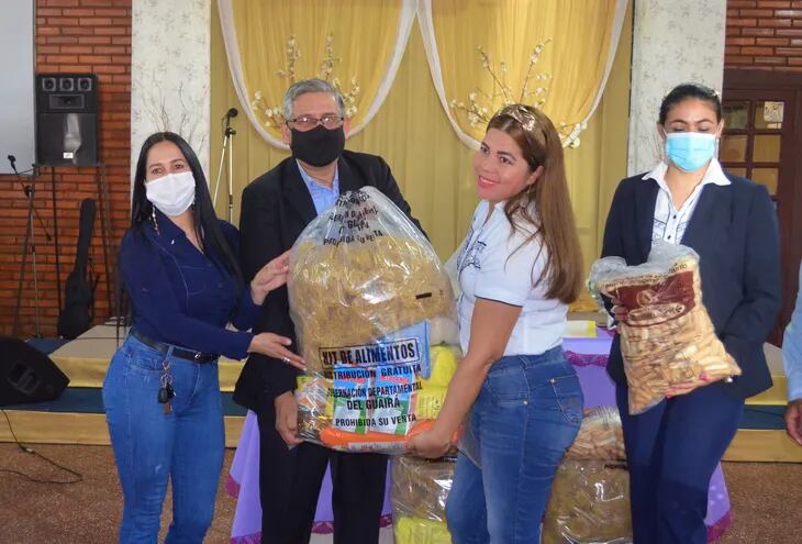 El gobernador de Guairá, Juan Carlos Vera, junto a docentes de la Esc. Príncipe de Paz, durante el lanzamiento del proyecto alimenticio.