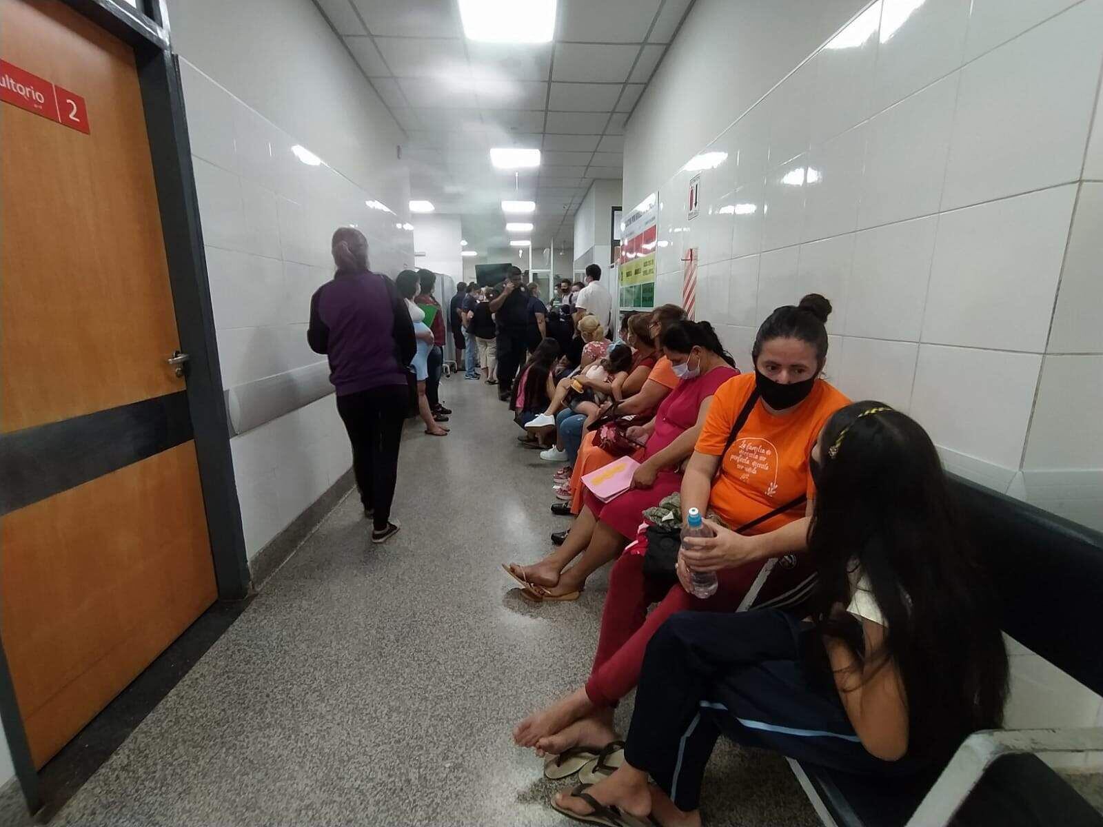 Una gran cantidad de pacientes esperan por atención médica en el Hospital Materno Infantil San Pablo. 
