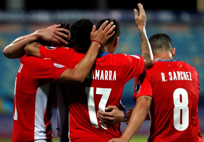 Jugadores de Paraguay celebran un gol hoy, en un partido del grupo B de la Copa América entre las selecciones de Paraguay y Bolivia en el estadio Olímpico en Goiania (Brasil).