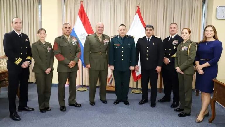 El Tte. Gral. David Bellon (4° de izq.) junto con el  Gral. de Ejér. Óscar Arnaldo Cardozo (c), comandante de las Fuerzas Militares