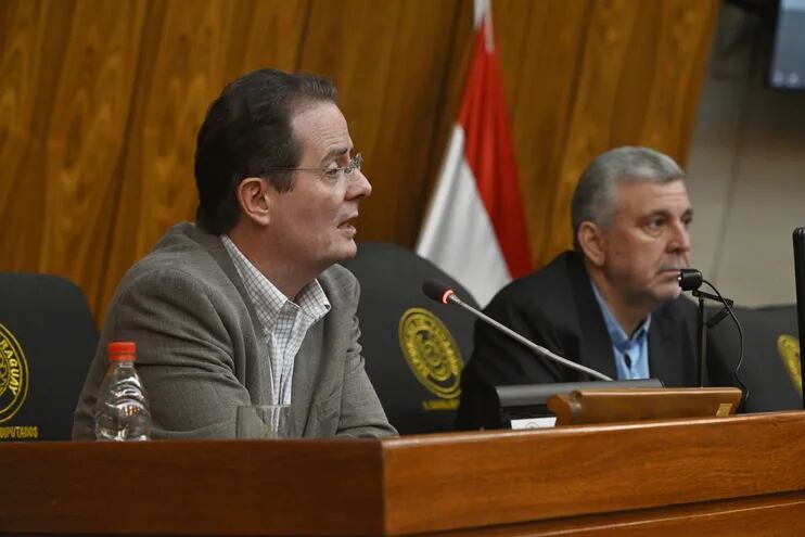El Dr. Miguel Carter, con el diputado nacional, ingeniero Fernando Oreggioni, durante la presentación del nuevo informe sobre Itaipú, el martes último.