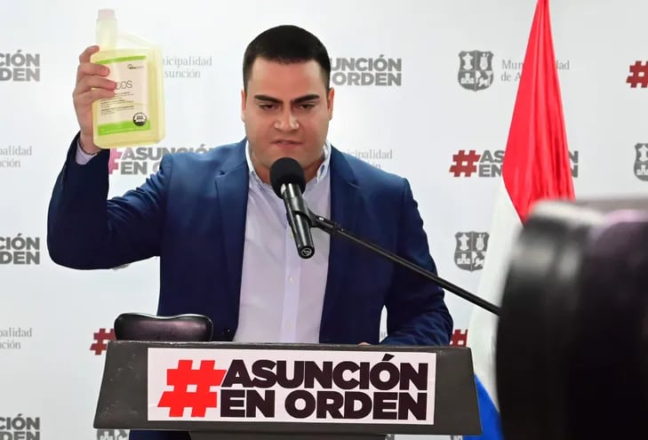 Wilfrido Cáceres, mano derecha de “Nenecho” Rodríguez, mostrando el millonario detergente adquirido.