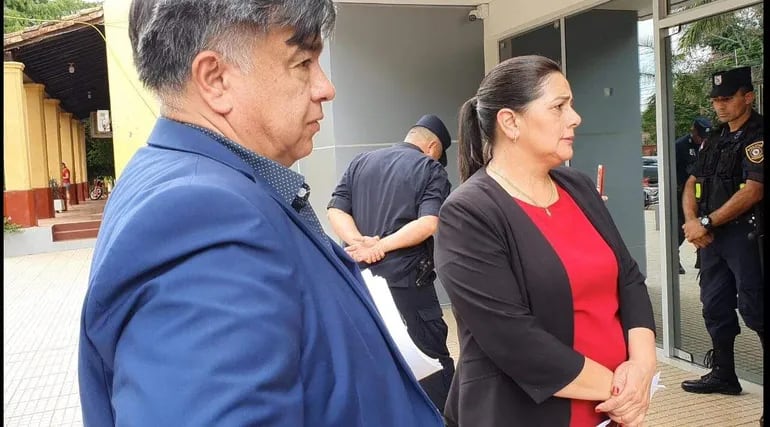 Antonia López con blusa roja y abrigo negro intentando ingresar a la Gobernación de Caazapá.