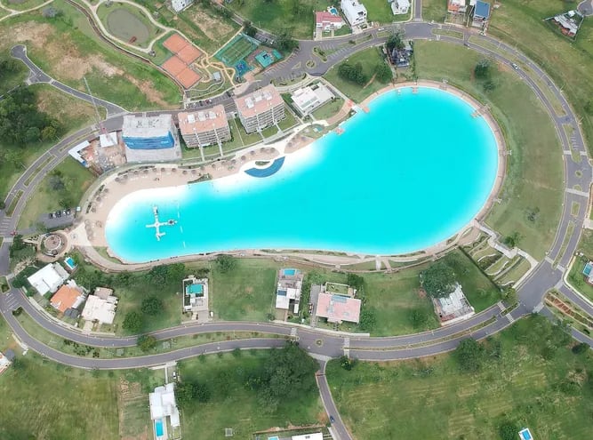 Vista aérea del Aqua Village, primer emprendimiento de laguna artificial de Raíces.