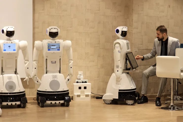 Robots en la muestra Mercado de Viajes Árabe, en Dubai.