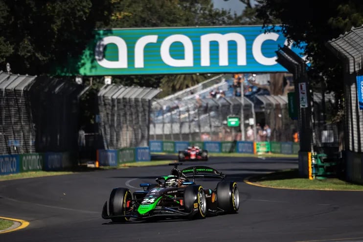 El PHM AIX RAcing de l paraguayo Joshua Duerksen en la sesión de clasificación de la Fórmula 2 de la FIA en el circuito de Albert Park, en Melbourne, Australia.