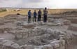 Palestinos musulmanes que trabajan para la Autoridad de Antigüedades de Israel observan el descubrimiento de una antigue mezquita.  (AFP)