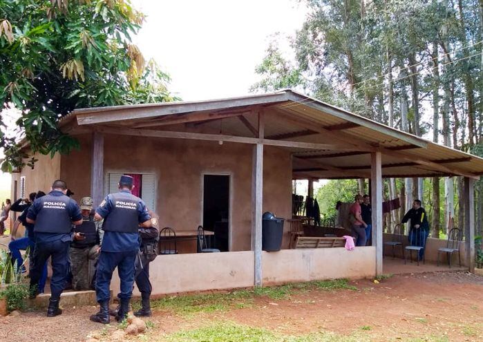 Efectivos de la Policía aparecen desplegados en la estancia Virgen de Caacupé de Capitán Bado. Fue ayer.