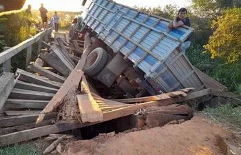 Un camión transportador de mandioca cayó en un precario puente de la compañía Kuarahy Rese de San Juan Nepomuceno.