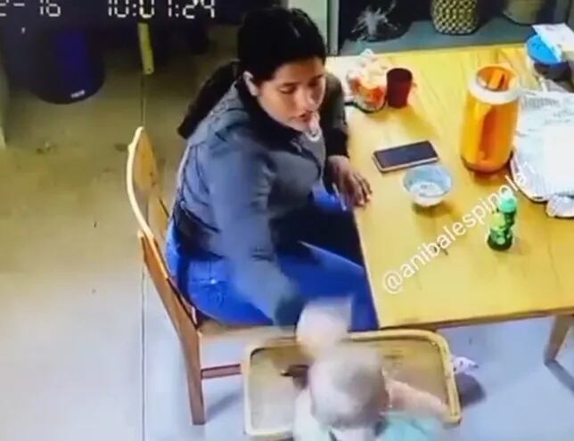 Captura del momento en el que una niñera agredió a un bebé a su cuidado.