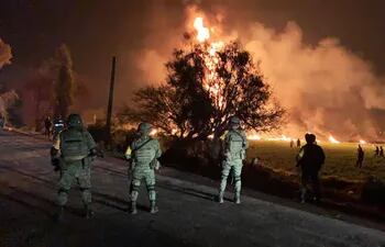 efectivos-militares-mexicanos-observan-el-incendio-en-que-fallecieron-al-menos-20-personas--11759000000-1796327.JPG