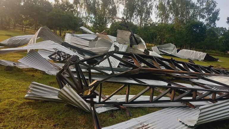 El fuerte temporal de este miércoles provocó el derrumbe total de un polideportivo ubicado en la compañía San Ignacio del municipio de 25 de diciembre.