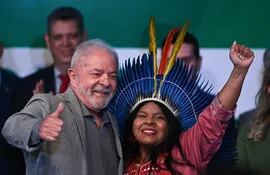 El presidente electo de Brasil, Lula da Silva, posa al lado de la designada ministra de los Pueblos Indígenas, Sônia Guajajara, en Brasília (Brasil). La influyente líder indígena brasileña Sônia Guajajara comandará a partir de enero el inédito Ministerio de los Pueblos Indígenas (EFE)