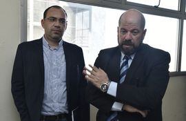 El imputado Raúl Fernández Lippmann (i) y su abogado Álvaro Arias. El “partner” prometió “cantar”, pero nunca dijo nada.