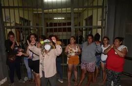 Familiares de reclusos se manifestaron frente a la cárcel de Tacumbú.