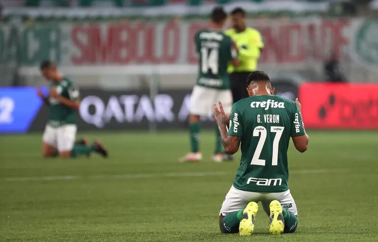 Gabriel Verón de Palmeiras reza para agradecer por la victoria contra Universidad Católica, tras el final de un partido por los octavos de final de la Copa Libertadores 2021 en el estadio Allianz Parque, en Sao Paulo (Brasil).