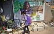 YENÍN, 27/05/2022.- Una niña deja flores junto a un retrato de la periodista de Al Yazira Shireen Abu Akleh, en Yenín, Cisjordania. EFE/ Sara Gómez Armas
