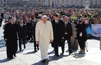 el-papa-francisco-a-su-llegada-a-la-audiencia-general-de-los-miercoles-en-la-plaza-de-san-pedro-en-ciudad-del-vaticano-ayer-efe-215306000000-1072452.jpg