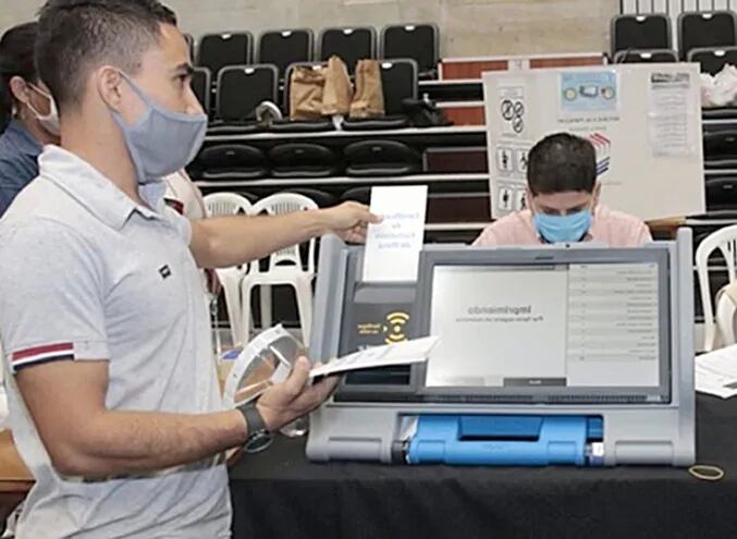 Capacitación del uso de la máquina de votación, un sistema mixto que imprime papeletas con chips.