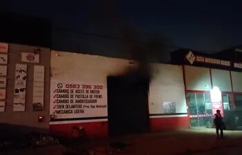 El incendio se registró en el interior de un taller mecánico.