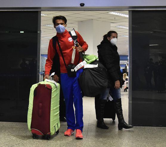 El atleta paraguayo Derlys Ayala arribando ayer a nuestra principal estación aérea desde Tokio.