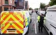 Agentes de policía asisten a la escena del crimen en Hainault, al este de Londres, el 30 de abril de 2024, donde un hombre de 36 años que empuñaba una espada fue arrestado tras un ataque contra miembros del público y dos agentes de policía.