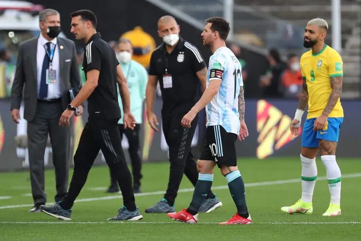 Messi y sus compañeros abandonaron el campo de juego.