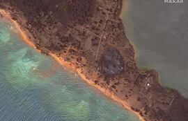 Imagen satelital que muestra el daño causado por un tsunami a viviendas en la isla Nomuka, en Tonga.